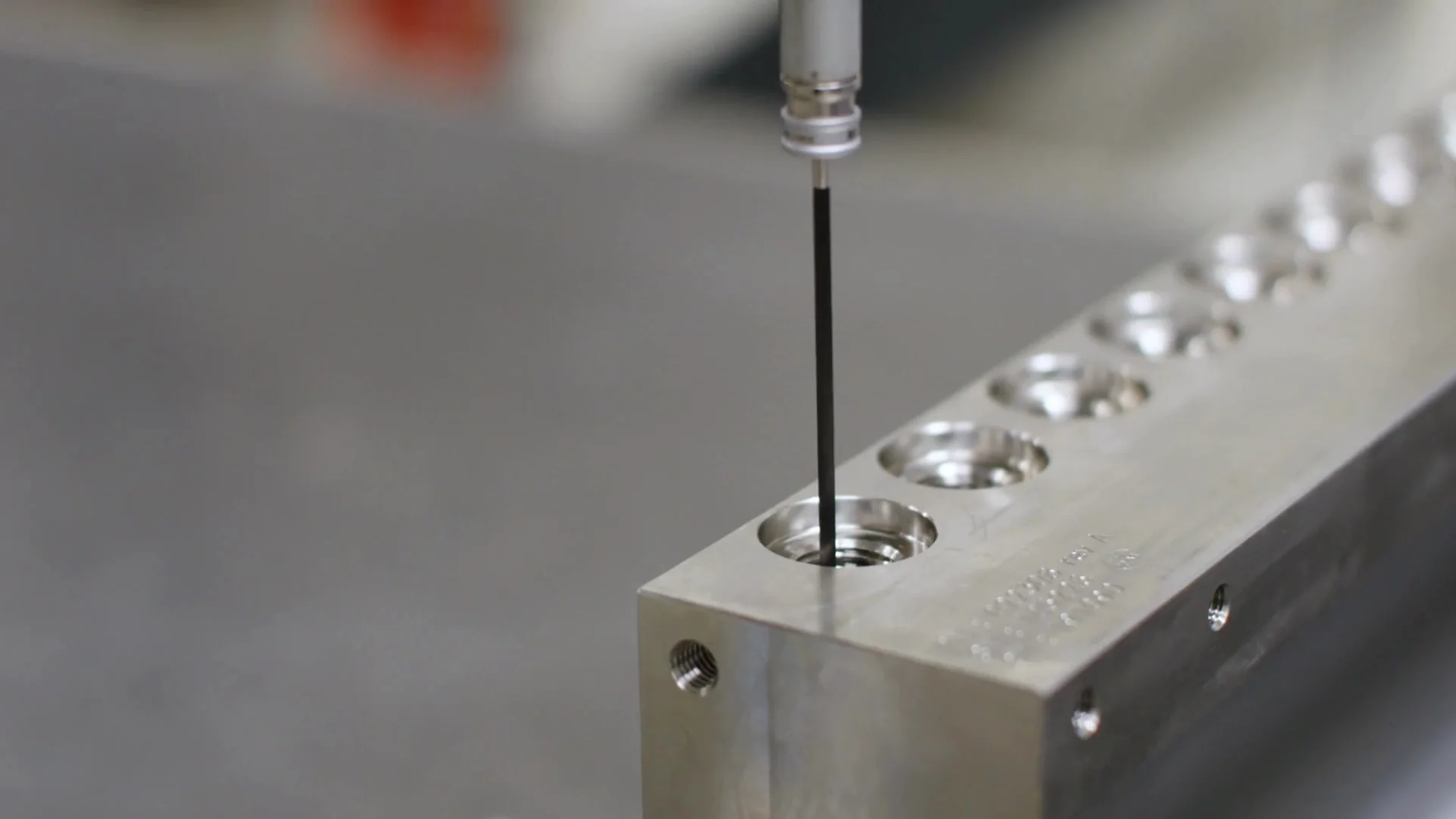 Meetprobe in een boring van een metalen precisieonderdeel