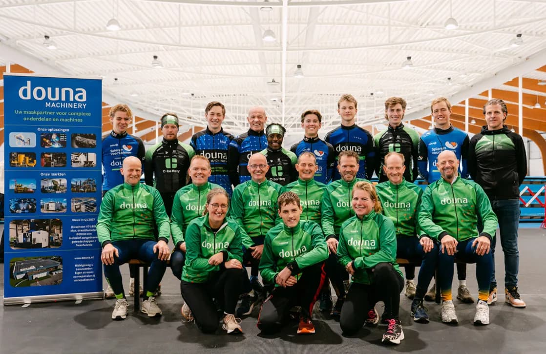 Marathonschaatsers en deelnemers van het Weissensee-team samen op het ijs in de Elfstedenhal.
